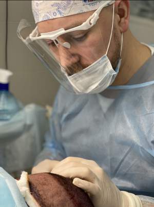 Иван Павлович Чесалин в процессе трансплантации волос