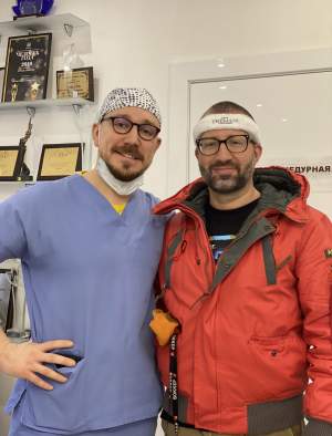 Иван Павлович Чесалин с пациентом сразу после трансплантации волос в зону рубцов на голове